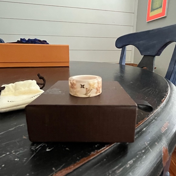 Louis Vuitton Ring - Picture 9 of 14
